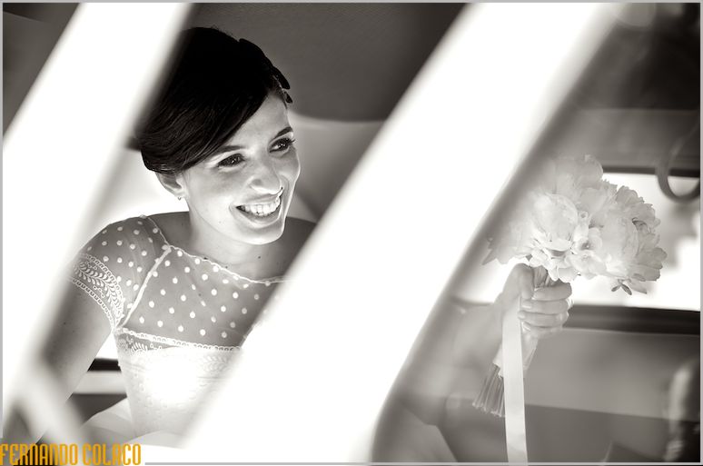 The bride, inside the car, arriving at the Palácio da Cruz Vermelha for the wedding.