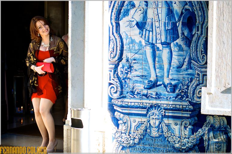 A wedding guest at the front door of Palácio da Rocha do Conde d'Óbidos for the wedding.