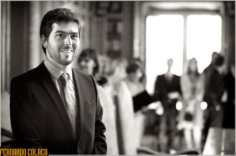 The groom, in the library of the Palace of Rocha do Conde d'Óbidos, waits for the bride for the wedding ceremony.