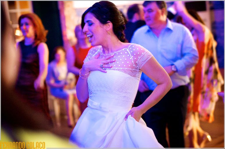 The bride dances in the crevice of her wedding at Palácio da Rocha do Conde d'Óbidos.