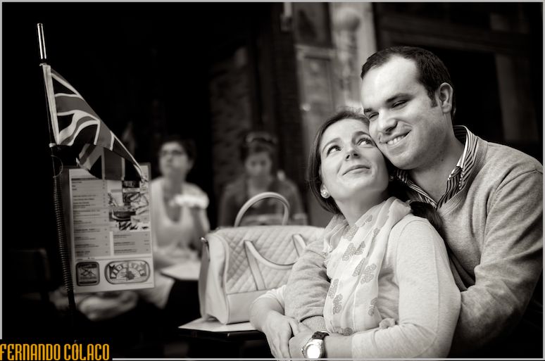 With their faces together, the bride and groom smile satisfied at the pre-wedding session in old Lisbon.