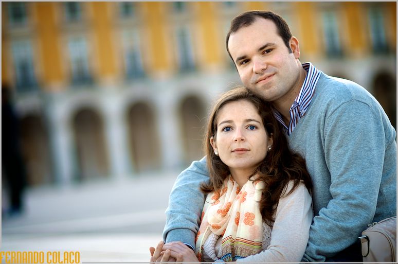 The couple, embraced and well together, poses for the wedding photographer in a session in Lisbon.