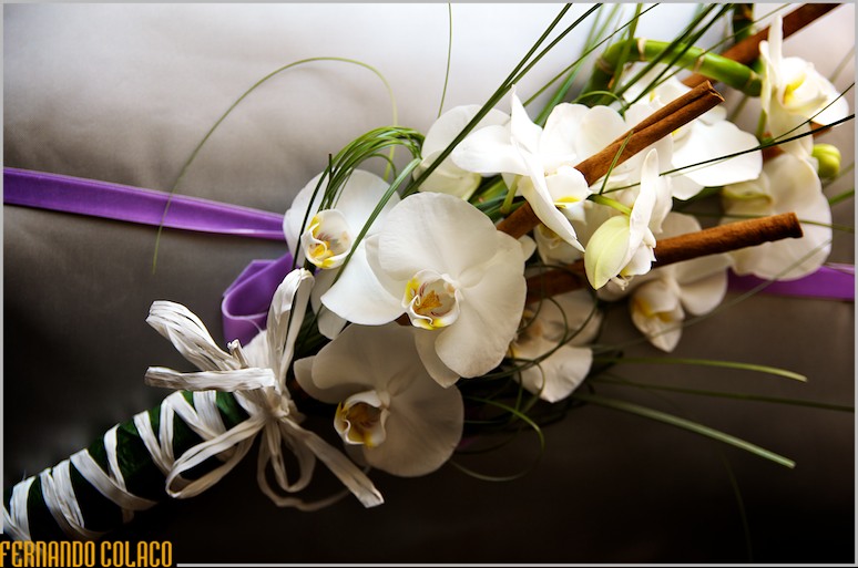 O bouquet da noiva, composto por flores brancas.