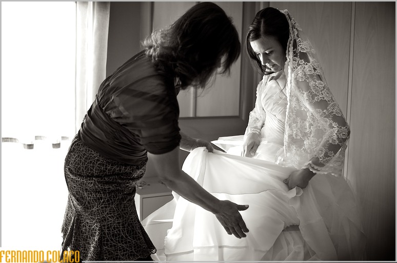 Verificando os folhos do vestida da noiva, pela sua mãe.