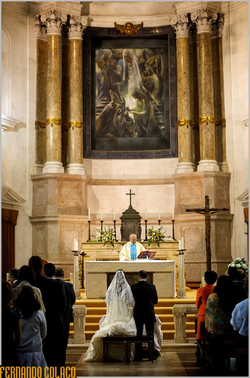 O altar da Basílica de Fátima com o padre e os noivos, em baixo.