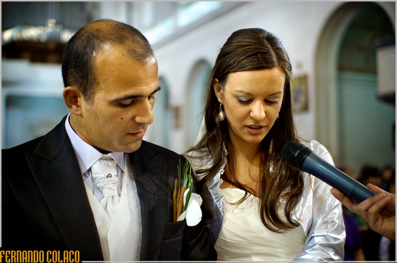 A noiva, ao lado do noivo, no juramento da cerimónia do casamento.