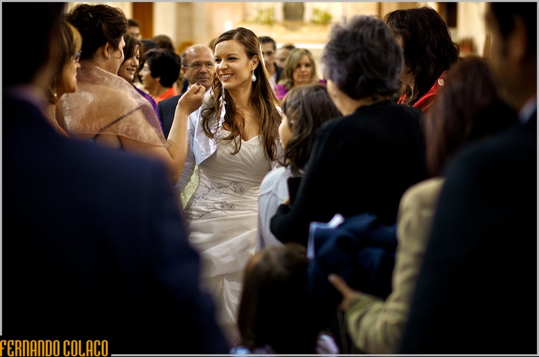 A noiva, a caminho da saída da Basílica de Fátima, recebendo cumprimentos dos convidados.