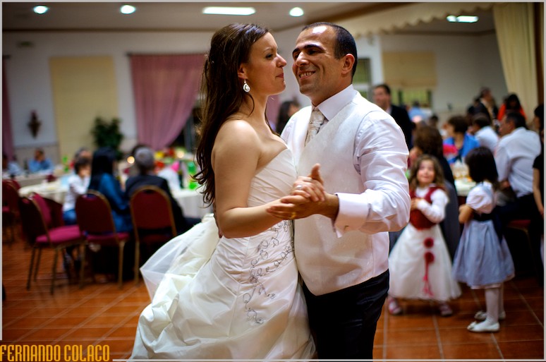 Os noivo abrindo o baile da sua festa de casamento.
