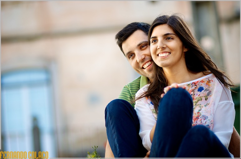 Sorrindo felizes, o casal na sessão de pré-casamento.