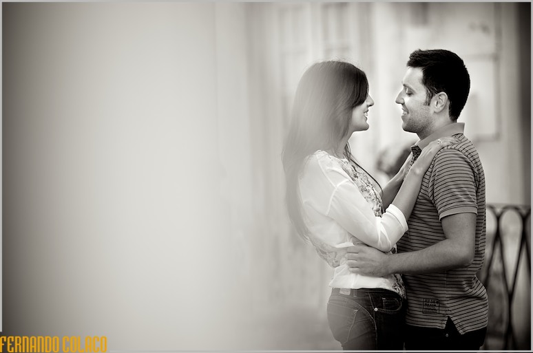 Olhando-se de frente e juntos, os noivos entre desfocados, na sessão de namoro em Colares, Sintra.