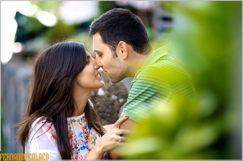 O casal, na sessão de namoro em Colares, tocam, carinhosamente, os narizes.