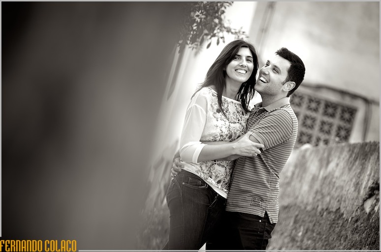 Numa rua antiga de Colares, na serra de Sintra,  os noivos, abraçados, riem.