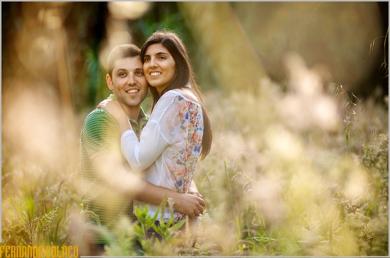 Os noivos abraçados, no meio de flores selvagens na serra de Sintra.