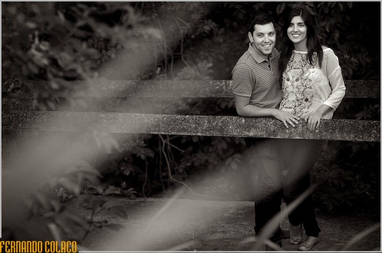 Os noivos sobre uma pequena ponte em Colares, na serra de Sintra.