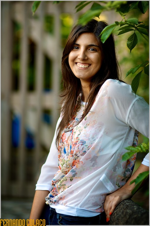 Retrato da noiva, com um portão de madeira por detrás, pelo fotógrafo de casamento.