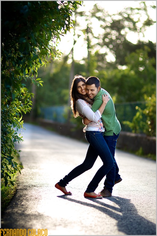 No meio da estrada para Monserrate, em Sintra, os noivos brincam, a braçados.