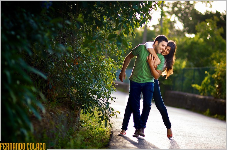 Noivos brincando abraçados à beira de uma estrada em Sintra, na sessão de namoro.