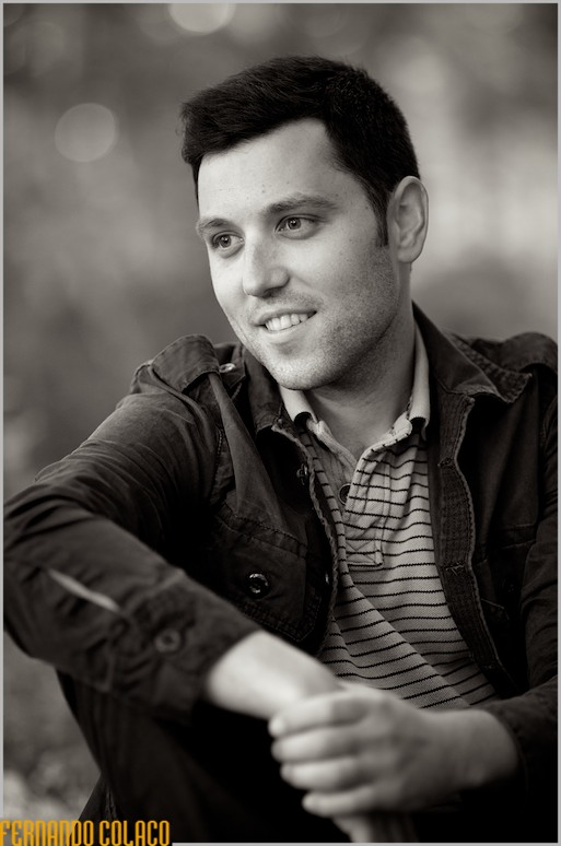 O noivo, com ar descontraído, num retrato a preto e branco, pelo fotógrafo de casamento.