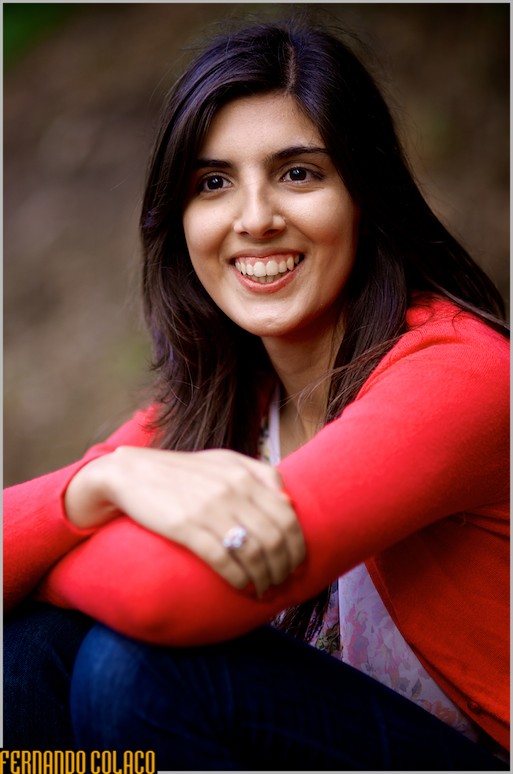 A noiva, num retrato a sorrir com ar feliz, na sessão de namoro na serra de Sintra.