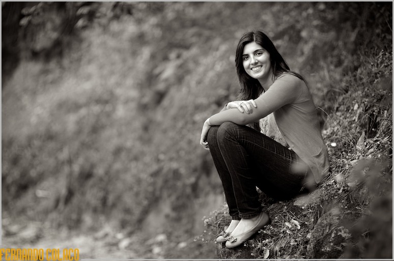 Sentada no chão, numa encosta da estrada para Monsserate, a noiva sorrindo.
