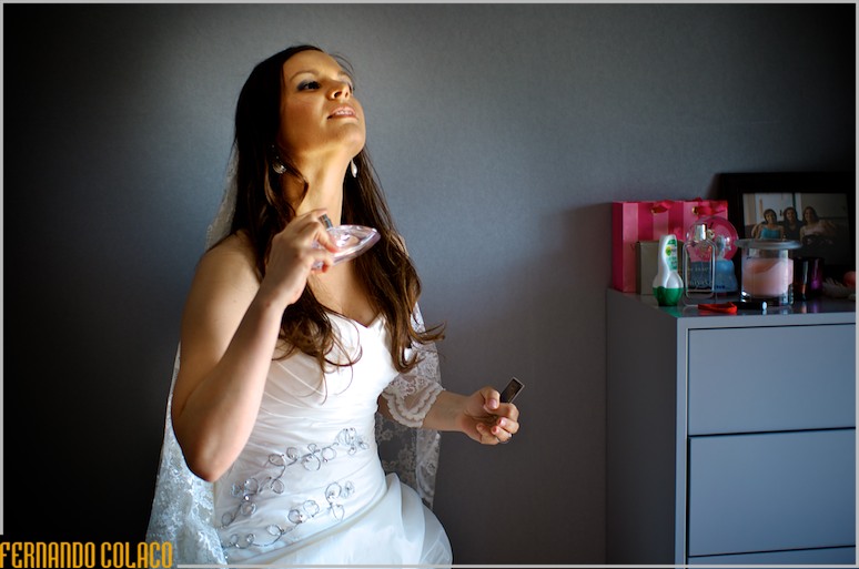 The bride perfumes herself.