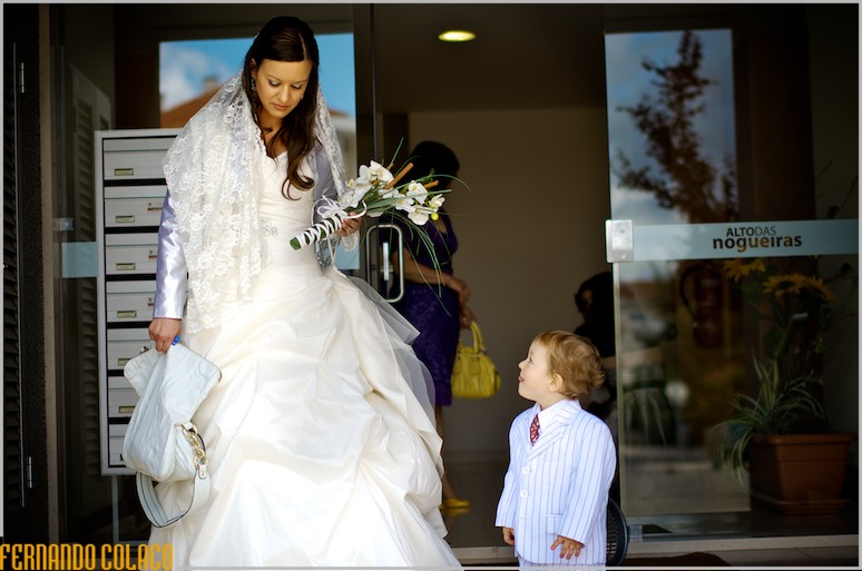 Along with a boy, the bride leaves the house.