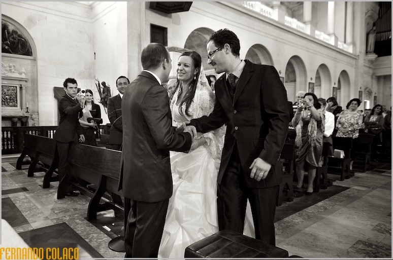 The bride, with her brother, arrive with the groom at the Basilica of Fatima.