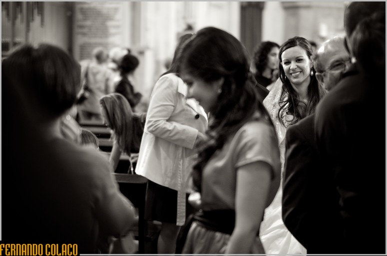 The bride walks through the Basilica of Fátima, in the midst of guests, for the exit.