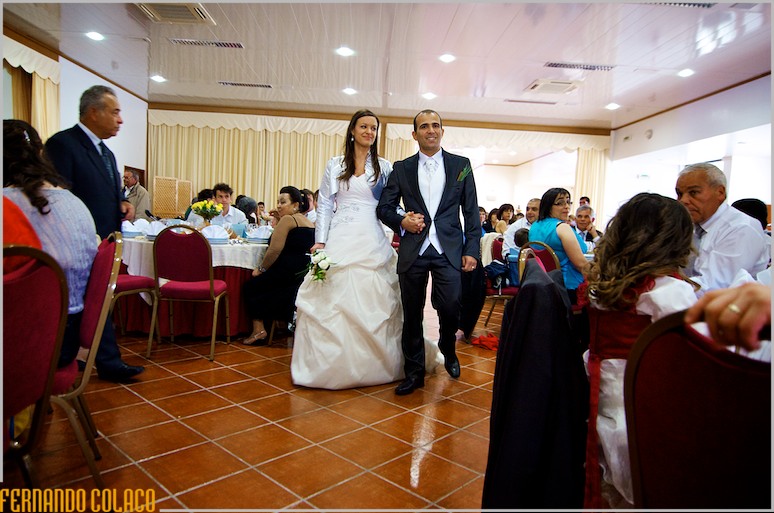 The bride and groom enter the dining room at Quinta das Carrascosas in Alcorriol.