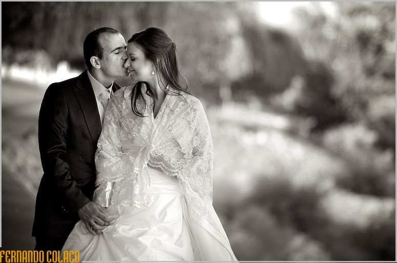 The groom kisses the bride on the eye, in the session with the wedding photographer.