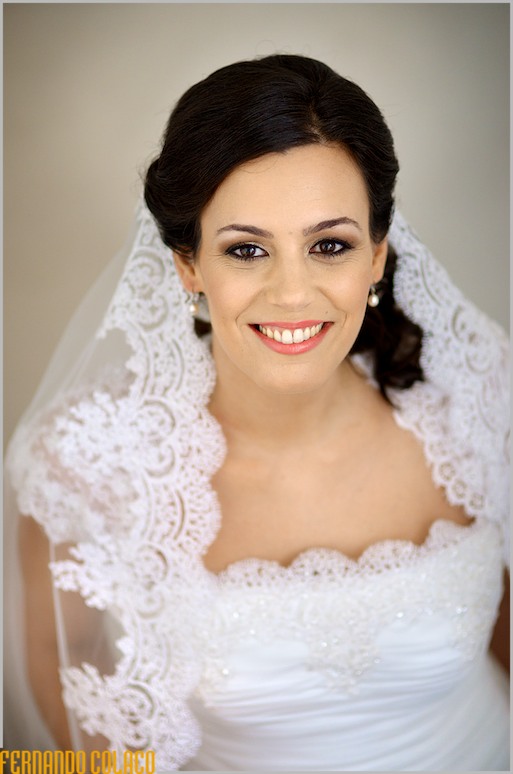 A noiva olha de frente para o fotógrafo de casamento, num retrato antes de partir para a cerimónia de casamento.
