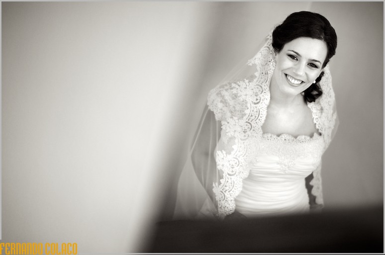 A noiva sorrindo num retrato a preto e branco.