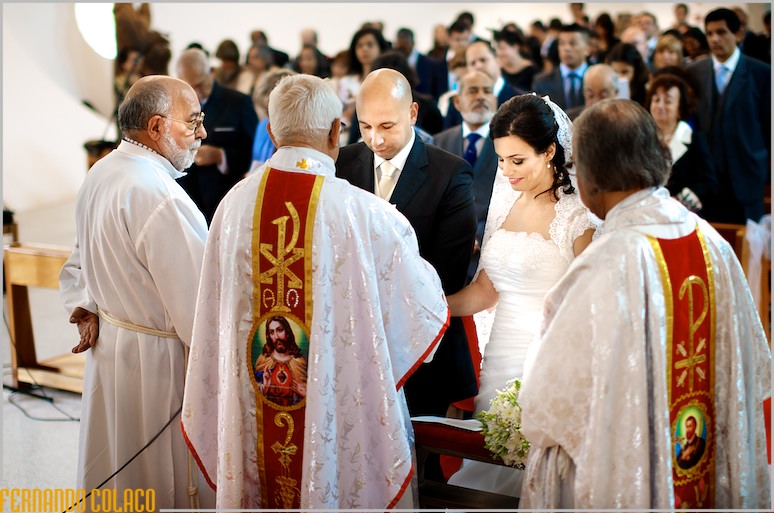 Os noivos em frente dos três padres, no princípio da cerimónia da troca de alianças.