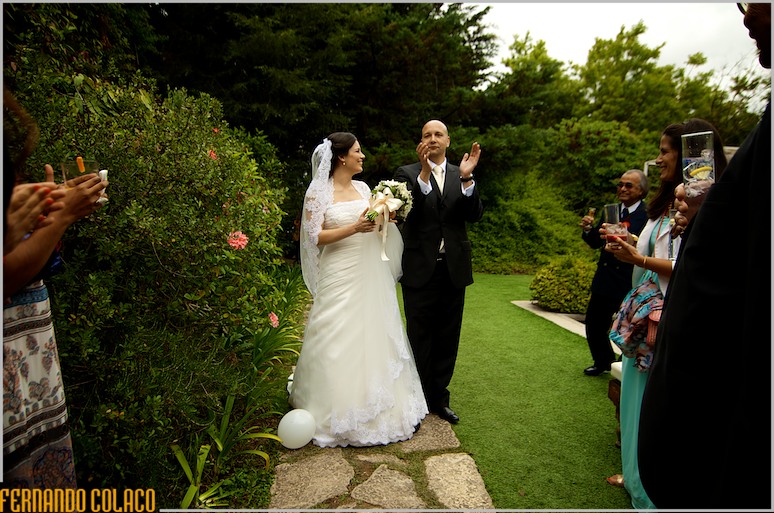 O casal de recém casados ao chegar à Quinta do Vale, em Santo Antão do Tojal, para junto dos convidados.
