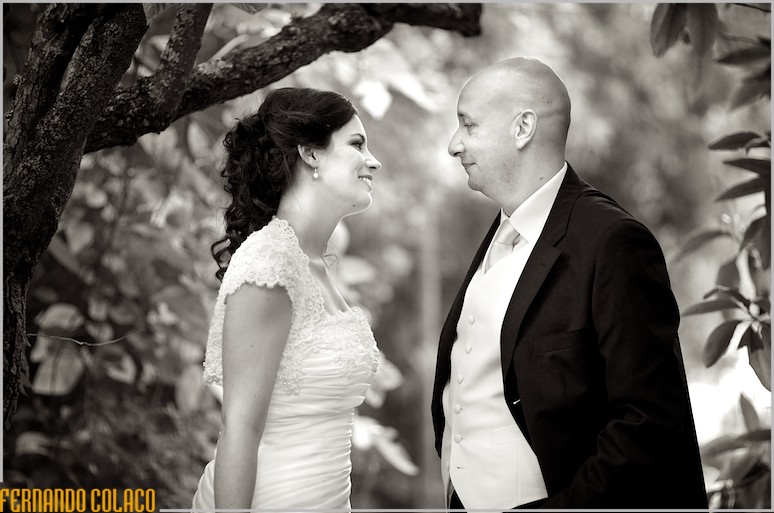 O noivo e a noiva olham-se nos olhos, num retrato a preto e branco, pelo fotógrafo de casamento no bosque da Quinta do Vale em Santo Antão do Tojal.