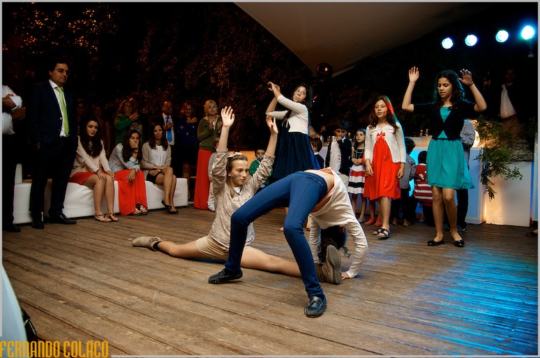 Jovens dançando na festa da casamento na Quinta do Vale.