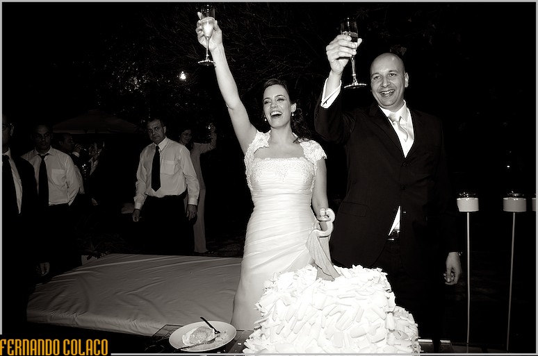 No corte do bolo, o noivo e a noiva fazem um bride para os convidados do casamento.