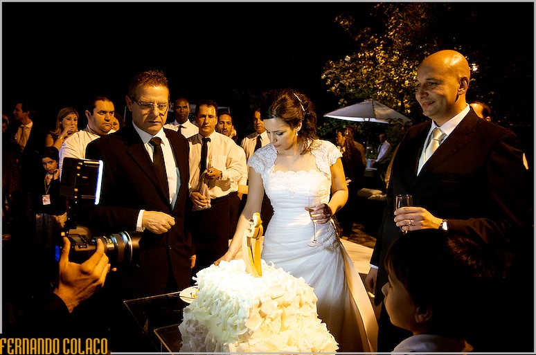 A casal no momento do corte do bolo do casamento.