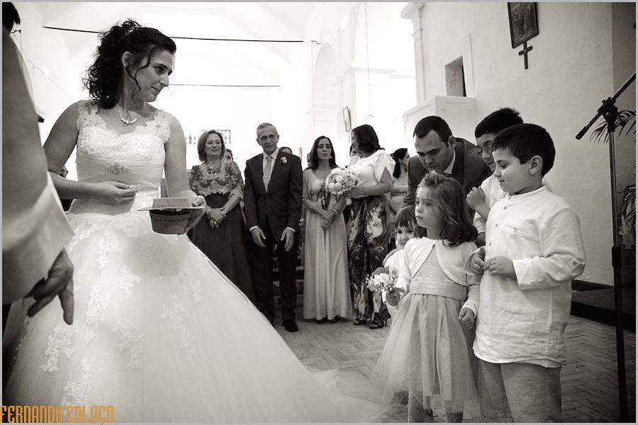 Os meninos, junto da noiva, para lhe entregarem as alianças do casamento.