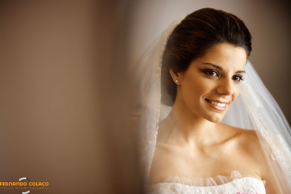 Retrato da noiva sorrindo, pelo fotógrafo de casamento, antes de partir para a igreja.
