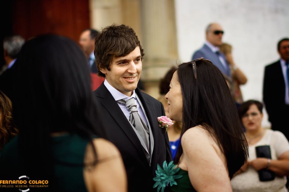 O noivo, em frente de uma convidada do casamento que lhe dá os parabéns.