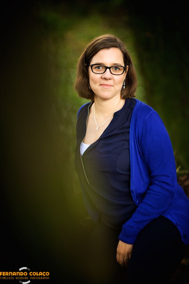 Bride, dressed in blue, in front of a strip of green, from the mosses of the Sintra mountains on the rocks.