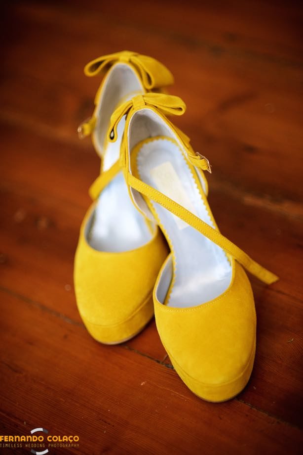 Os sapatos amarelos da noiva.