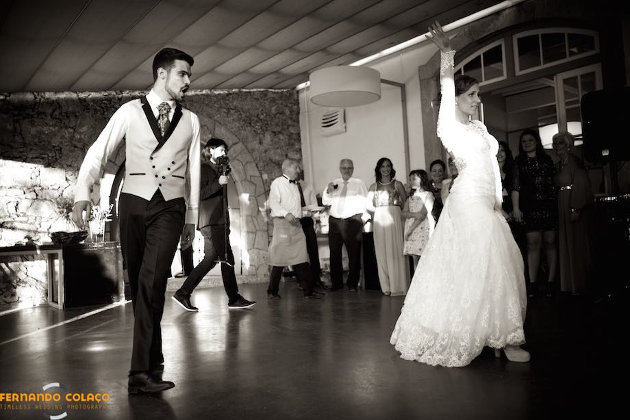 Na abertura do baile da festa do casamento, os noivos dançam sevilhanas.