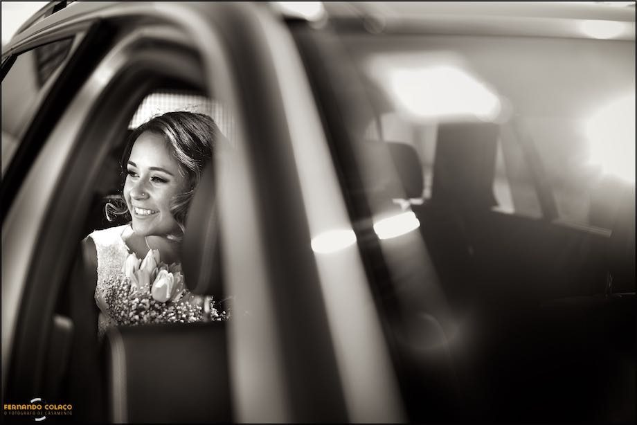 A noiva espera no automóvel antes de partir para o interior da igreja.