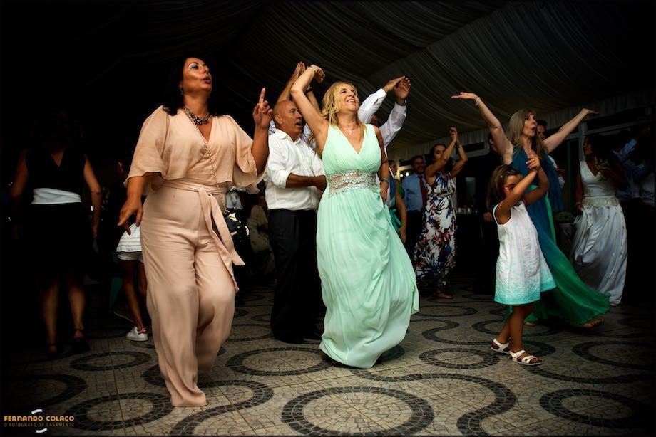 Convidados do casamento fazem coreografia de dança.