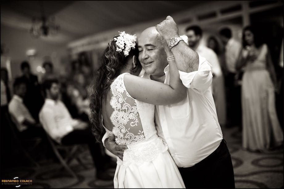 Um feliz pai enquanto dança coma sua filha, a noiva.