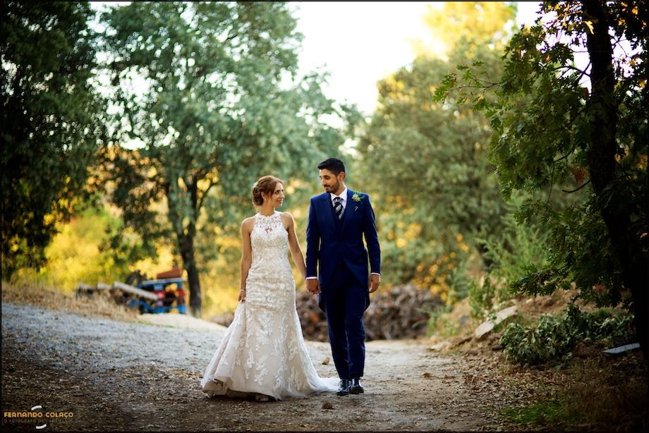 The couple returns to the party at Quinta da Cheinha, after the photo shoot with the wedding photographer in Guarda.