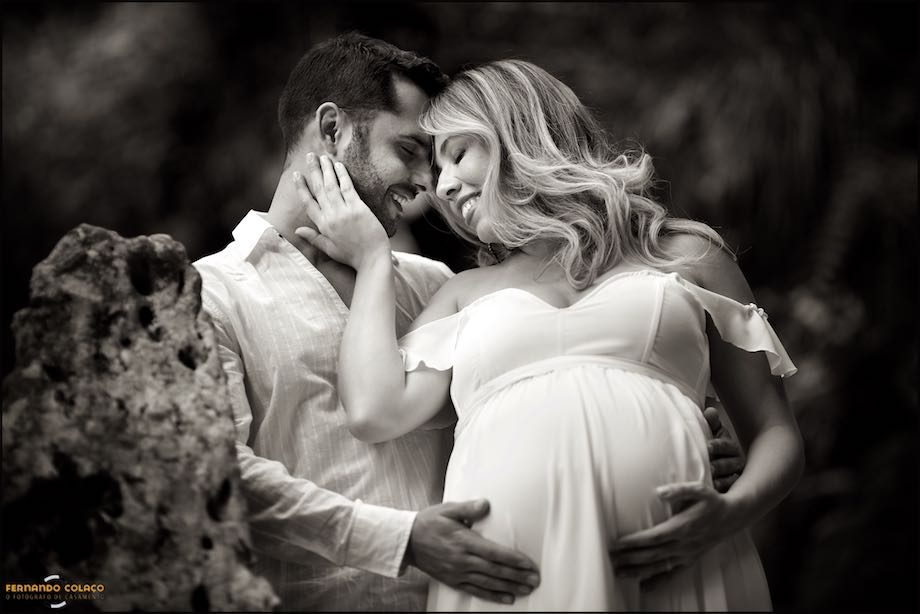 Grávida com o marido no jardim da Quinta da Regaleira.