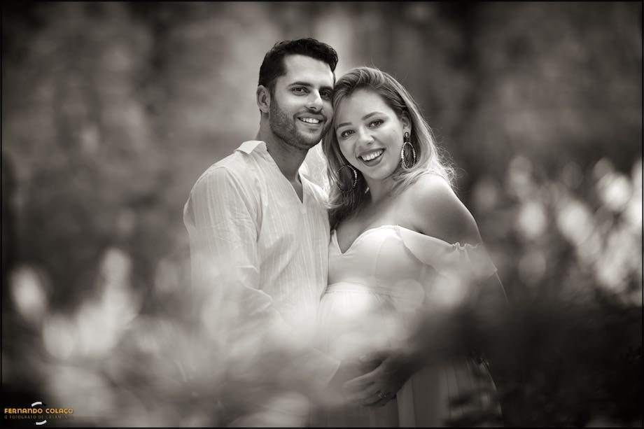 Marido e mulher entre flores.